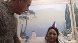 Une jeune fêtarde se fait allumer le cul avec plaisir!