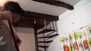 Phoebe, la femme de ménage, finit par aspirer la bite de son patron!
