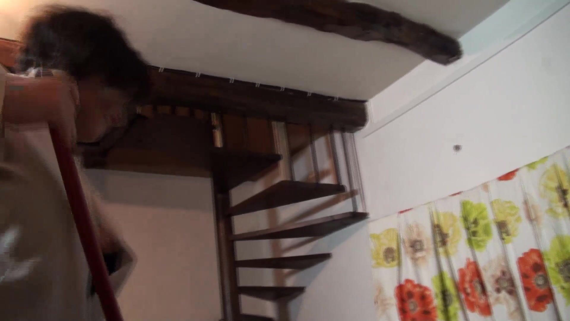 Phoebe, la femme de ménage, finit par aspirer la bite de son patron!