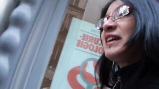Max sodomise une jeune et jolie asiatique recrutée dans la rue!