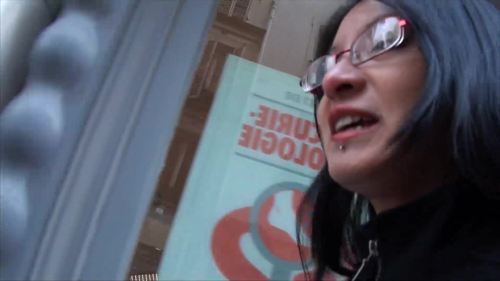 Max sodomise une jeune et jolie asiatique recrutée dans la rue!
