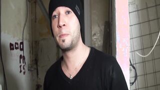 Tania, une voisine très entreprenante avec deux gars de chantier.