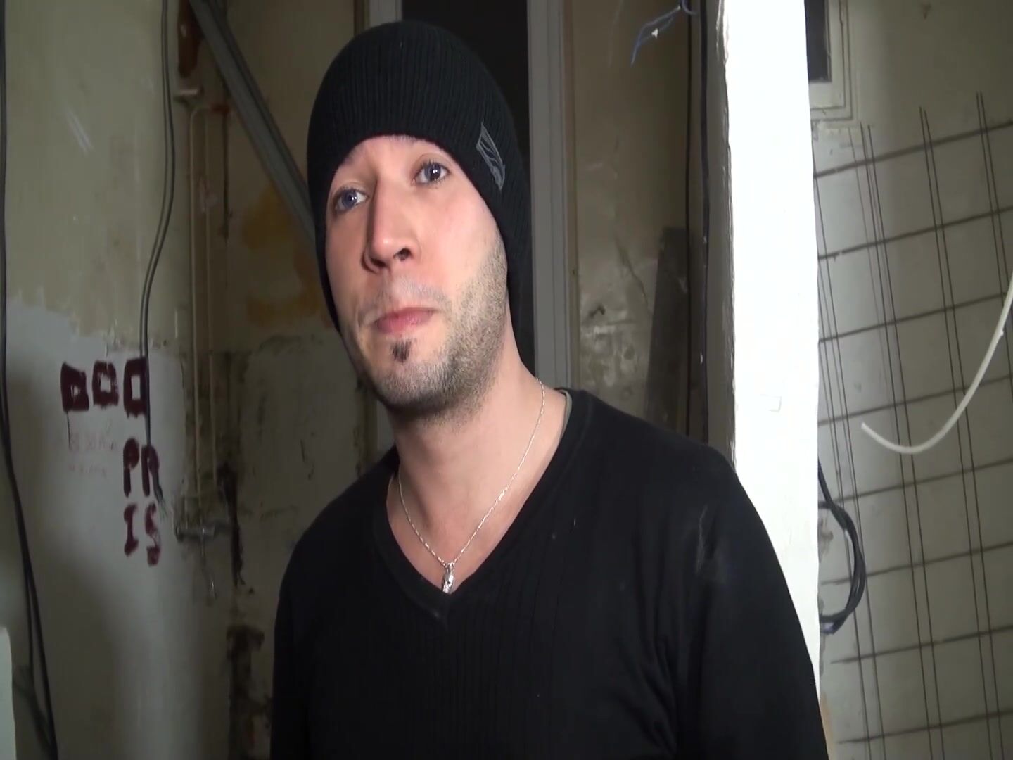 Tania, une voisine très entreprenante avec deux gars de chantier.