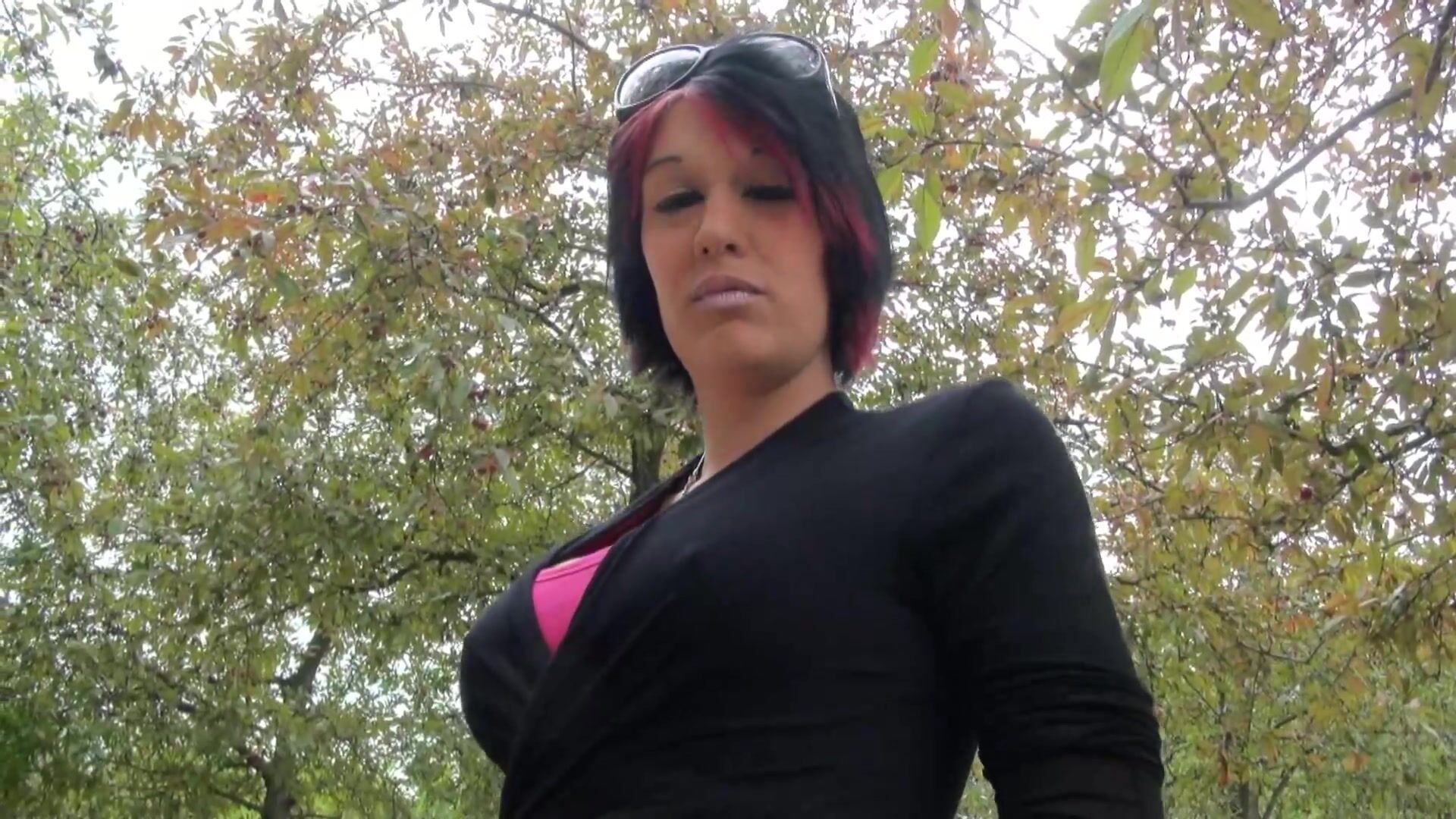 Kenza joue la joggeuse en manque avant de se faire baiser!
