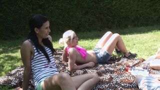 Pryscilla, Amélie et Mariame se font un pique-nique très hard!